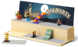 LEGO 40700830 - Gablotka XL z platformą na MINIFIGURKI - Harry Potter