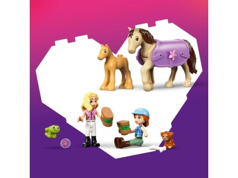 LEGO 42695 Friends - Przyczepa z koniem i źrebaczkiem